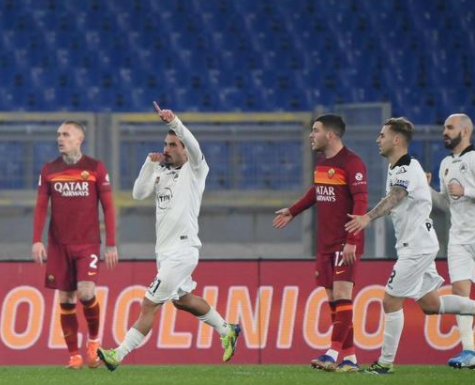  斯佩齐亚密集防守显威，铁桶阵零封领头羊创奇迹  